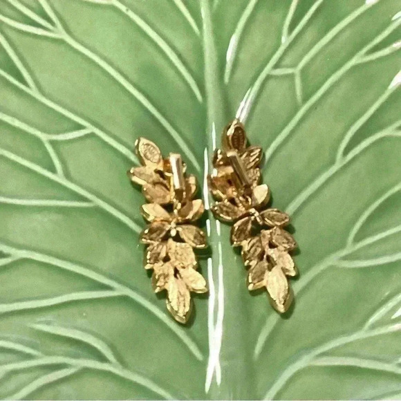 Kenneth Jay Lane Gold Clear Crystal Leaf Rhinestone Clip-On Earrings - Picture 7 of 8